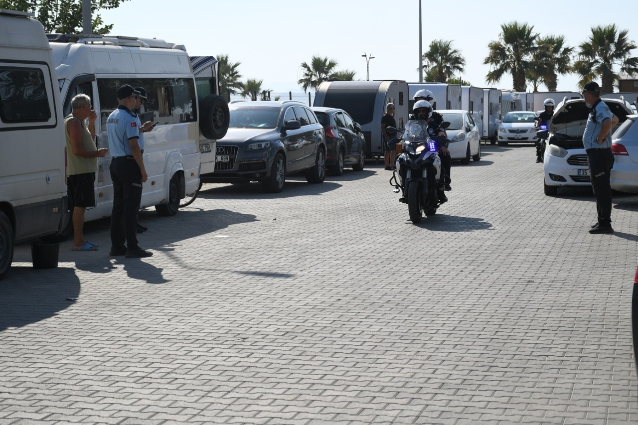 Kuşadası’nda zabıta ekiplerinden çadır ve karavan denetimi