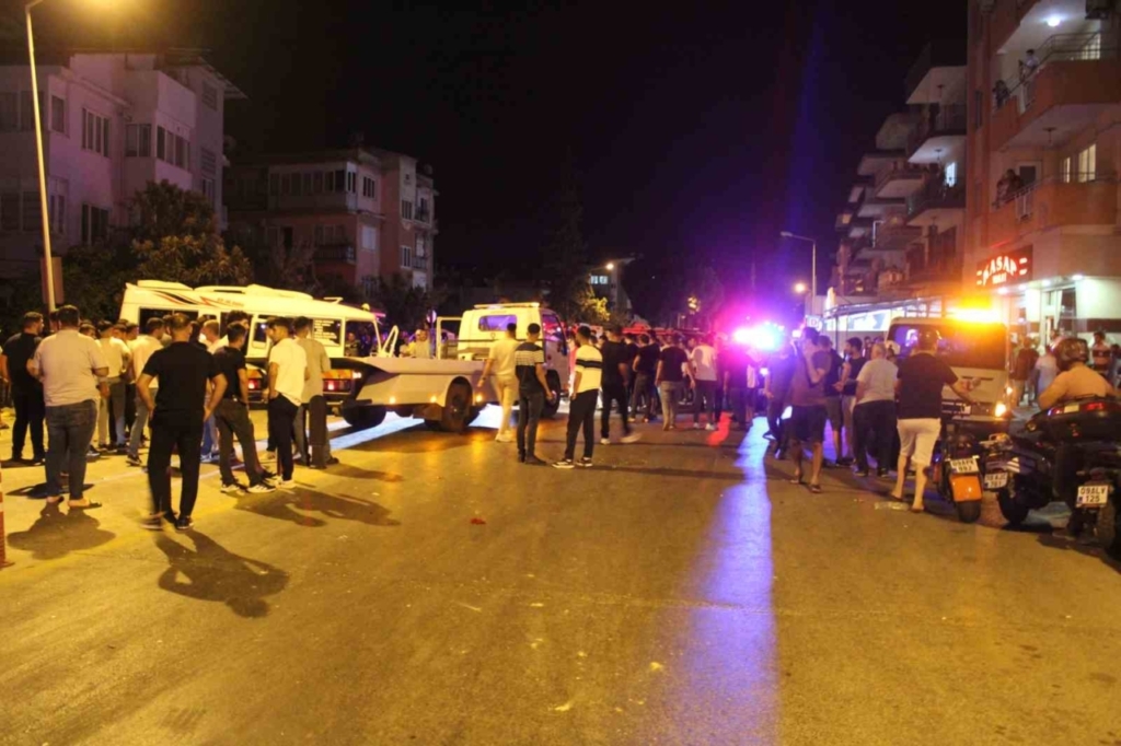 Aydın'da minibüs ile otomobil çarpıştı: 11 yaralı 2 minibus ile otomobil carpisti 11 yarali 5520941d0d4e