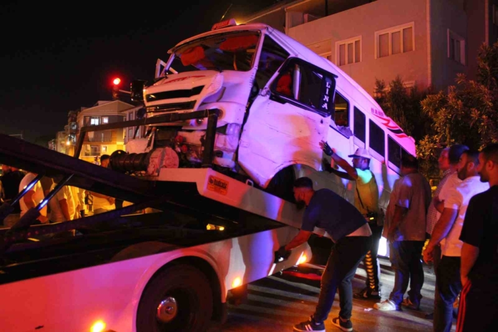 Aydın'da minibüs ile otomobil çarpıştı: 11 yaralı 3 minibus ile otomobil carpisti 11 yarali 59c8e4dd2970