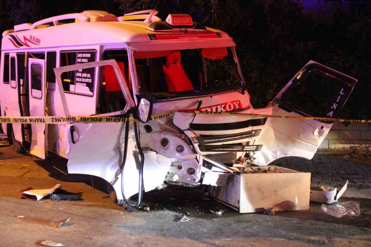Aydın’da minibüs ile otomobil çarpıştı: 11 yaralı