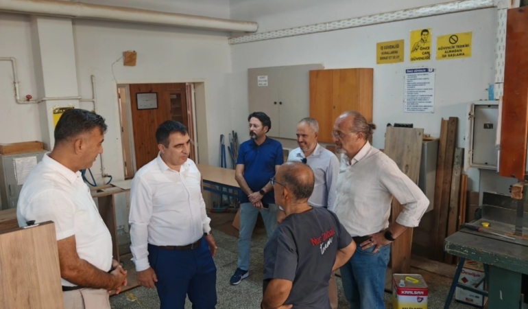 Nazilli İlçe Milli Eğitim Müdürü Şimşek, okul atölyelerinde üretilen mobilyaları inceledi 4 Nazilli İlçe Milli Eğitim Müdürü Şimşek, okul atölyelerinde üretilen mobilyaları inceledi
