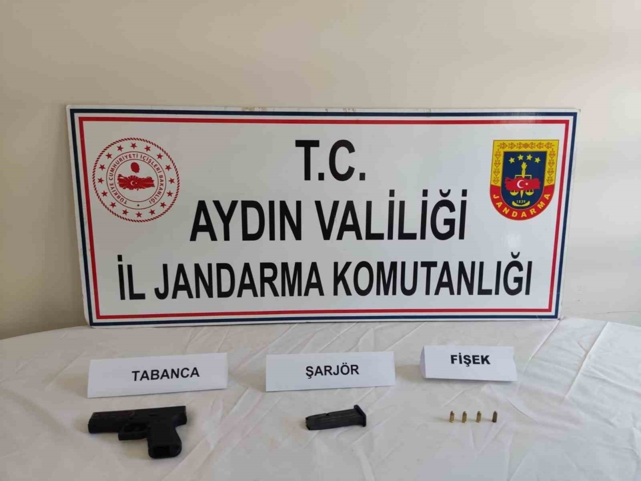 Aydın'da ruhsatsız silah taşıyan 4 şüpheli yakalandı 6 Ruhsatsız silah taşıyan 4 şüpheli yakalandı