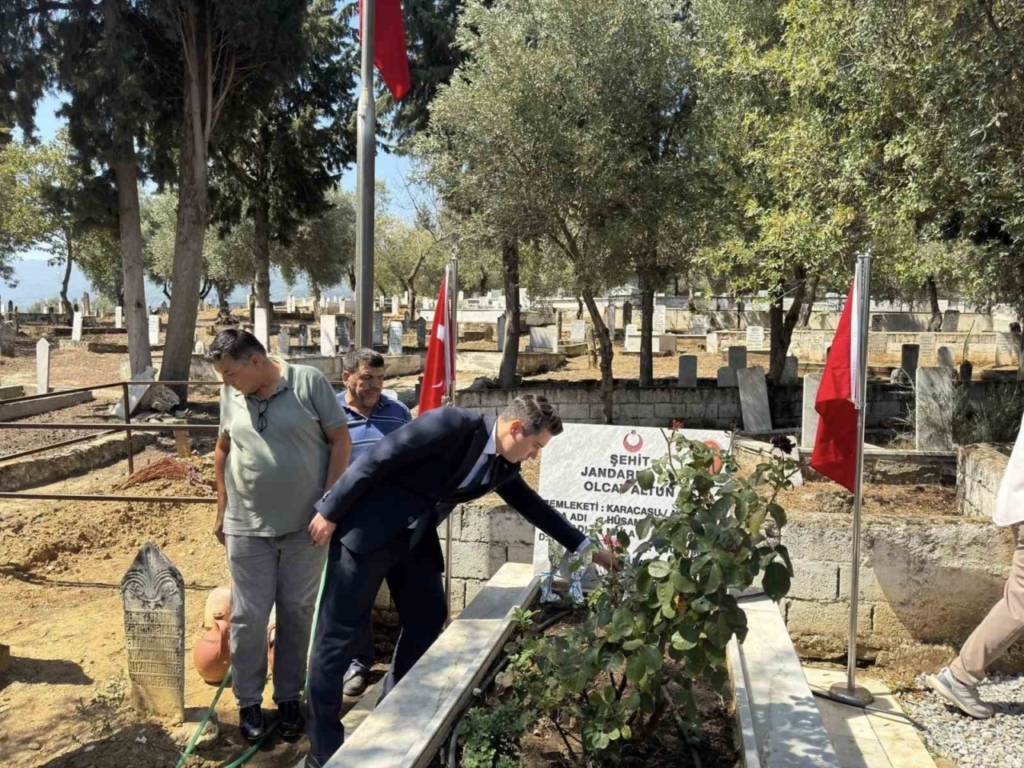 Şehit Jandarma Er Altun mezarı başında anıldı 2 sehit jandarma er altun mezari basinda anildi 51a1bc807fb4