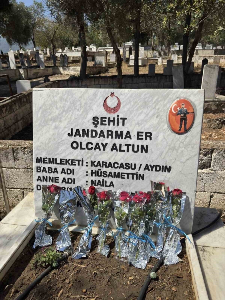 Şehit Jandarma Er Altun mezarı başında anıldı 3 sehit jandarma er altun mezari basinda anildi f502af79ca03
