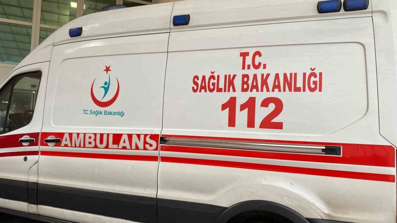 Seyir halindeki minibüsten düşen ebe hayatını kaybetti