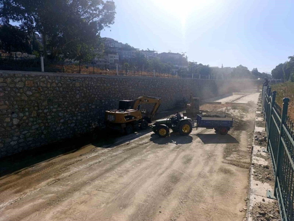 Söke Çayı’nda beklenen temizlik çalışmaları başladı 6 Söke Çayı’nda temizlik çalışmaları başladı