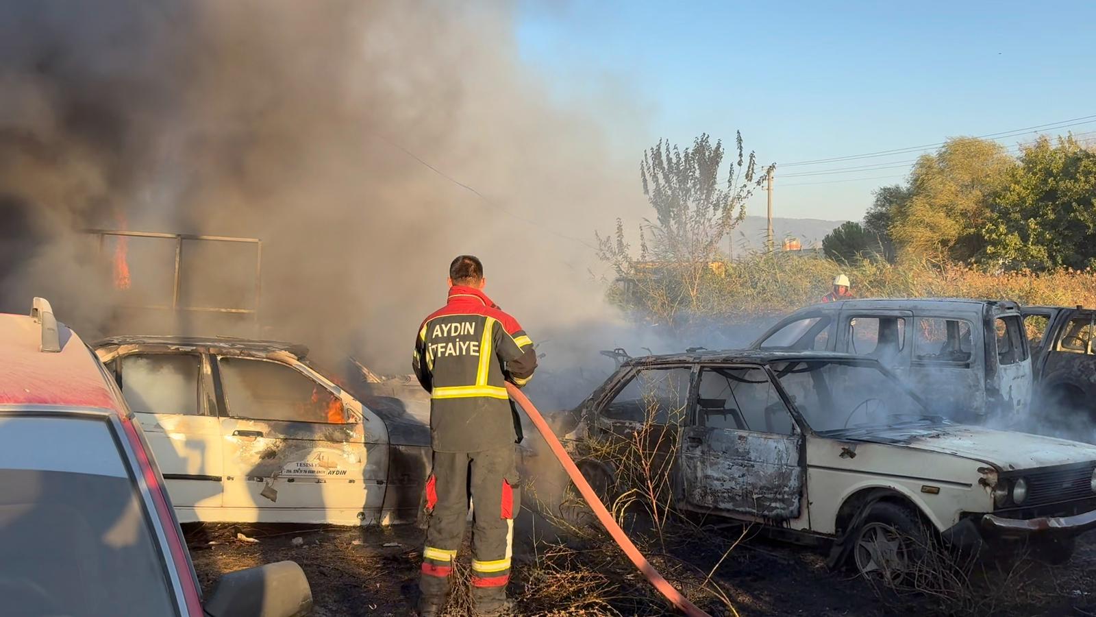 Yediemin deposunda yangın : 5 otomobil ve 30 motosiklet yandı