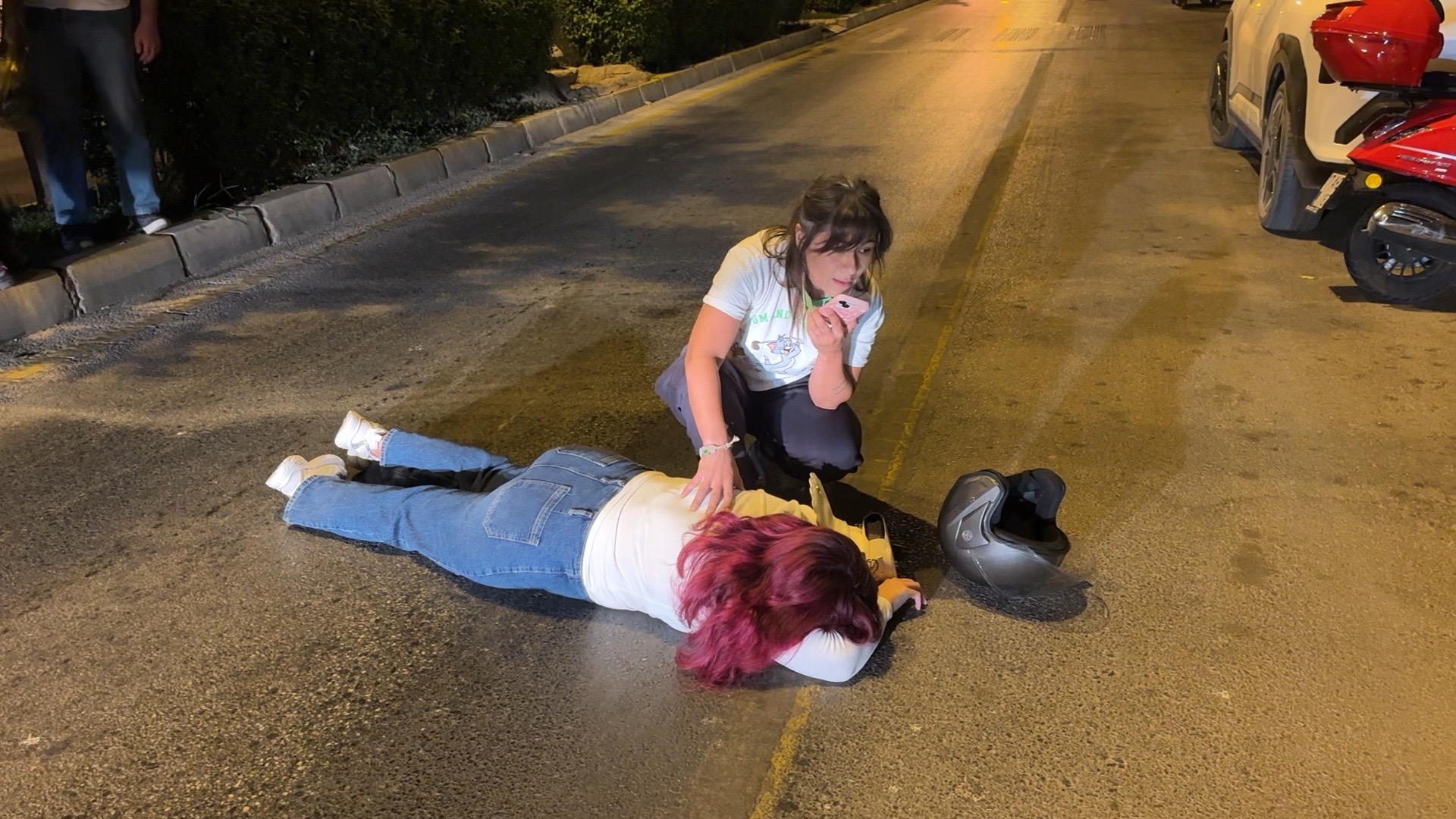 Efeler’de motosiklet kazasında sağlık çalışanı yardıma koştu