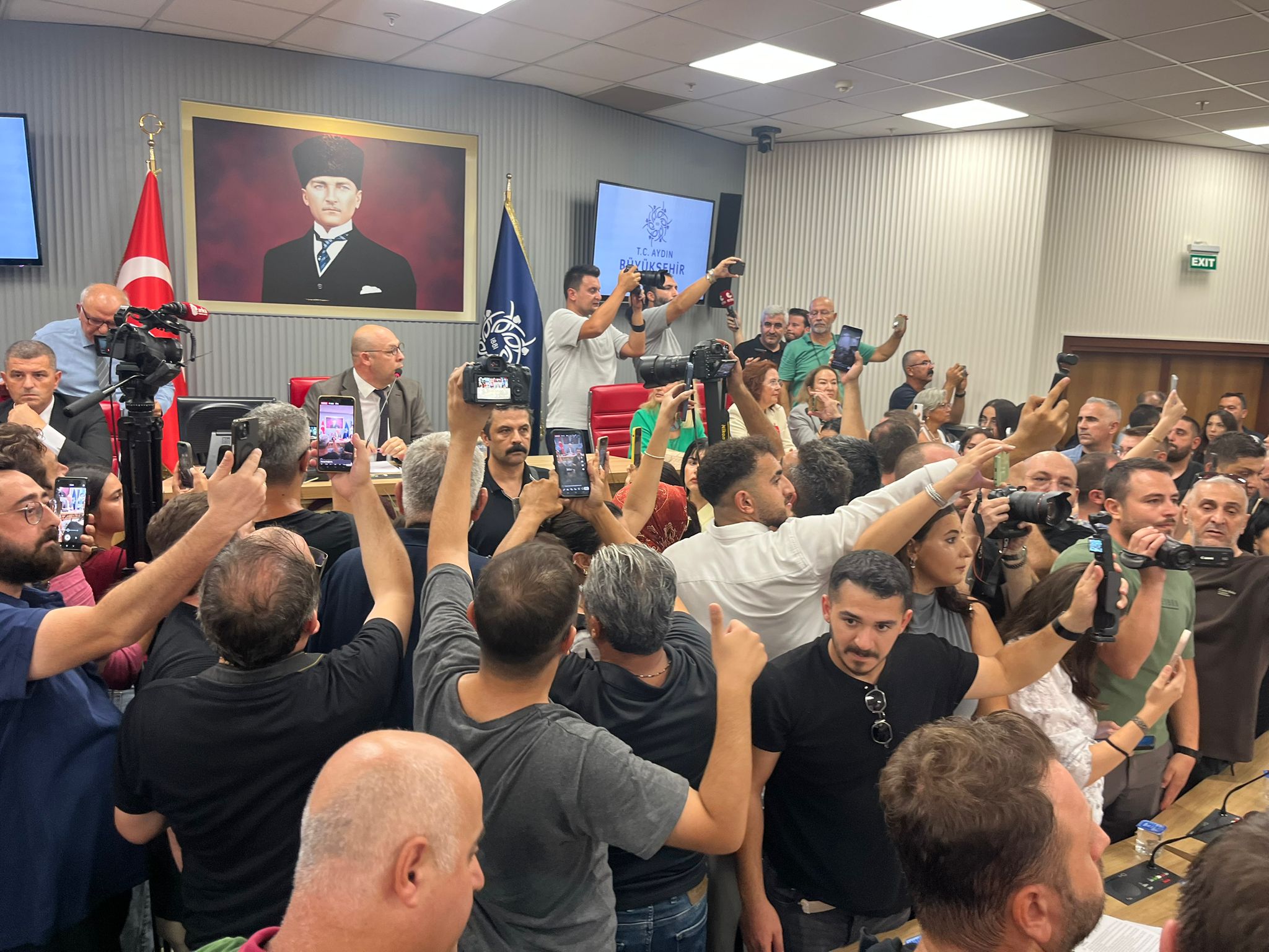 Büyükşehir meclisinde tansiyon yükseldi meclis ertelendi