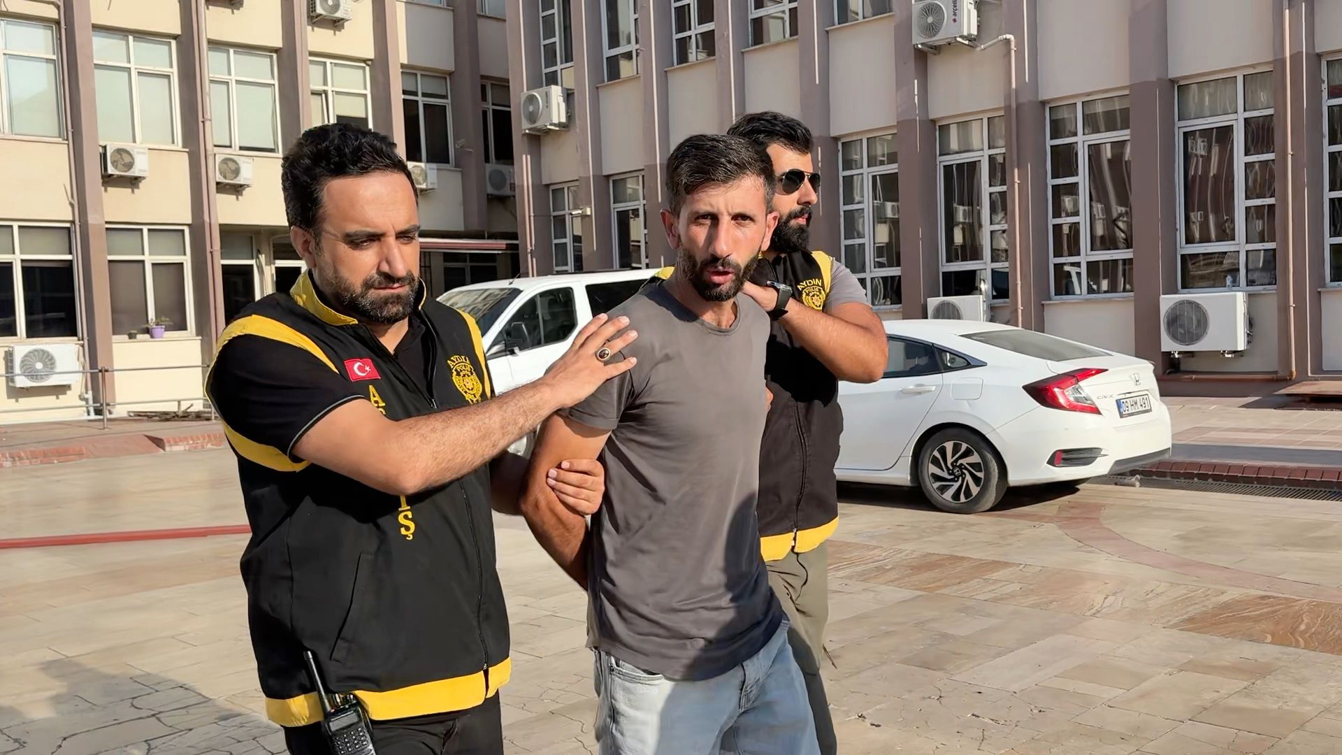 Aydın’da polis, müşteri kılığına girip hırsızı yakaladı
