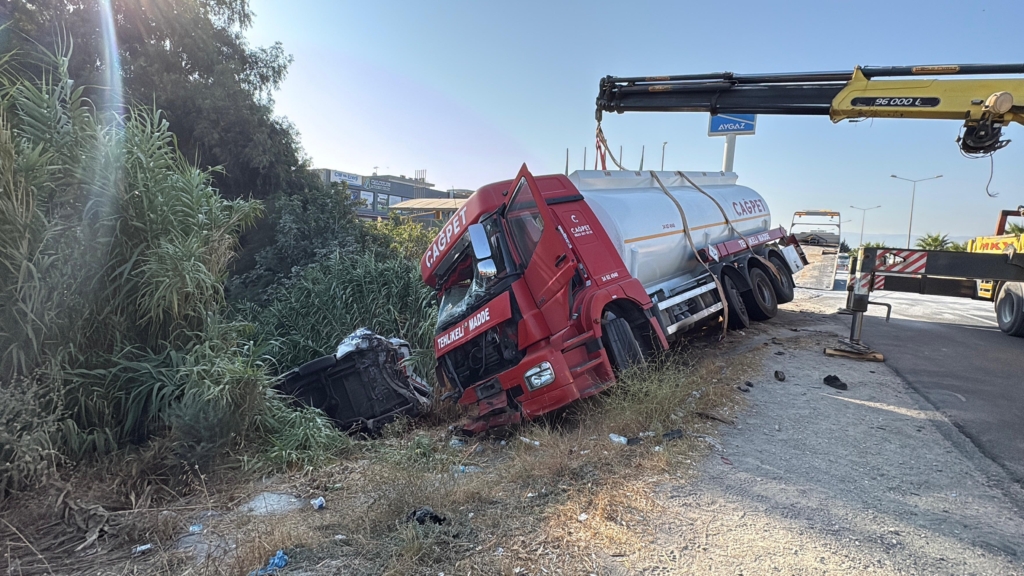 Aydın'da yakıt tankeri minibüse çarptı 2 WhatsApp Image 2025 09 16 at 09.53.37 1