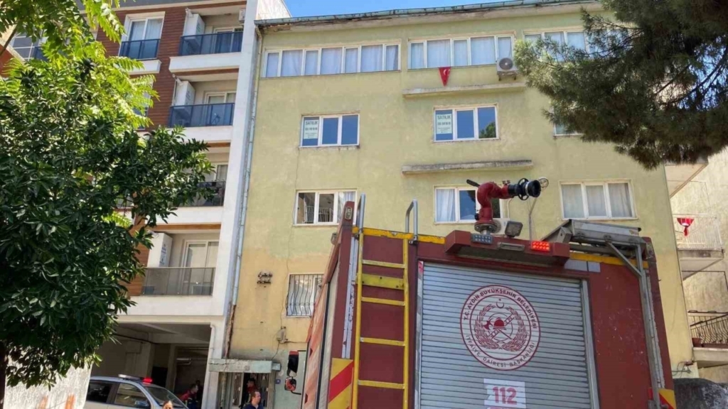 apartmanlarin arasindan yukselen dumanlar ekipleri harekete gecirdi 8f35625e3bb7