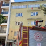 Aydın'da yükselen dumanlar ekipleri harekete geçirdi 2 Apartmanların arasından yükselen dumanlar ekipleri harekete geçirdi