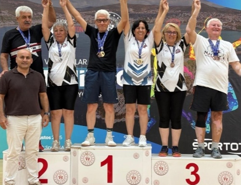 Badminton Veteranlar Türkiye Şampiyonası Kuşadası’nda tamamlandı