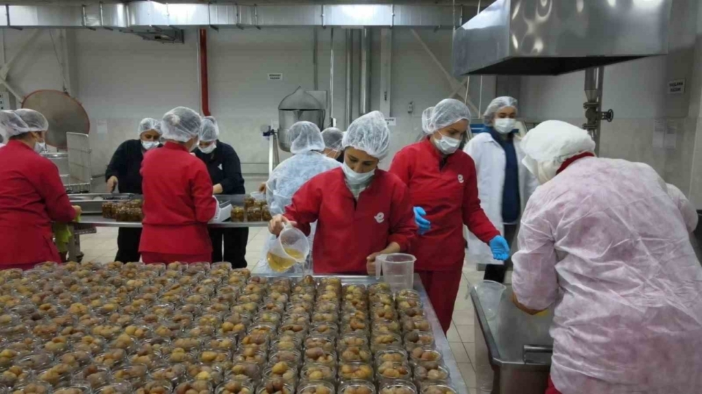 Aydın'da Başkan Atay’ın kurduğu ’Kadın Emeği Tarımsal Ürün Fabrikası’nın ürünleri sofraları süslüyor 6 baskan atayin kurdugu kadin emegi tarimsal urun fabrikasinin urunleri sofralari suslemeye devam ediyor ff359f586e9a