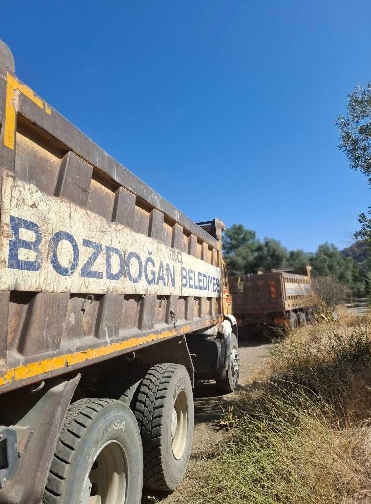 Bozdoğan’da arazi yolları bakıma alındı