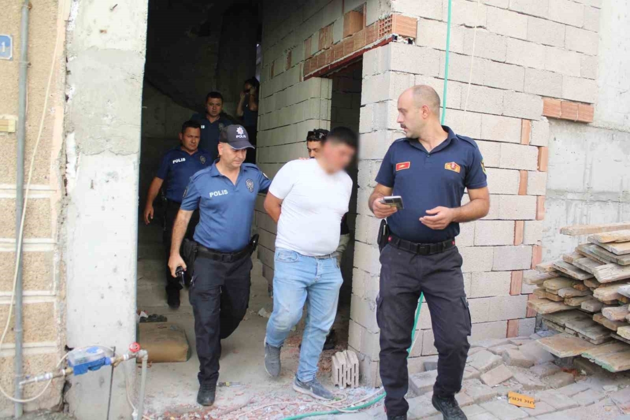 Aydın’da çatıya çıkan şahsı ekipler ikna edip indirdi