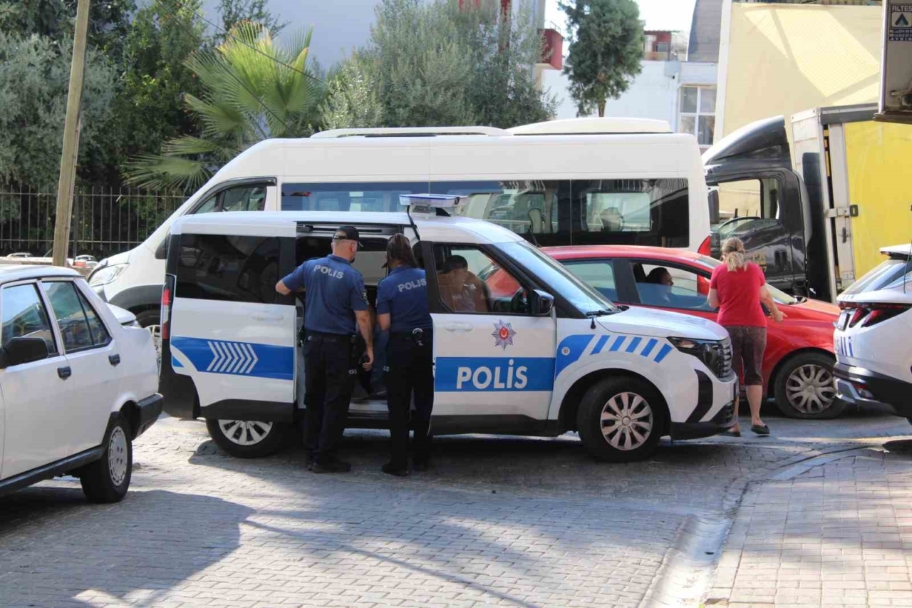 Çatıya çıkan şahsı ekipler ikna edip indirdi
