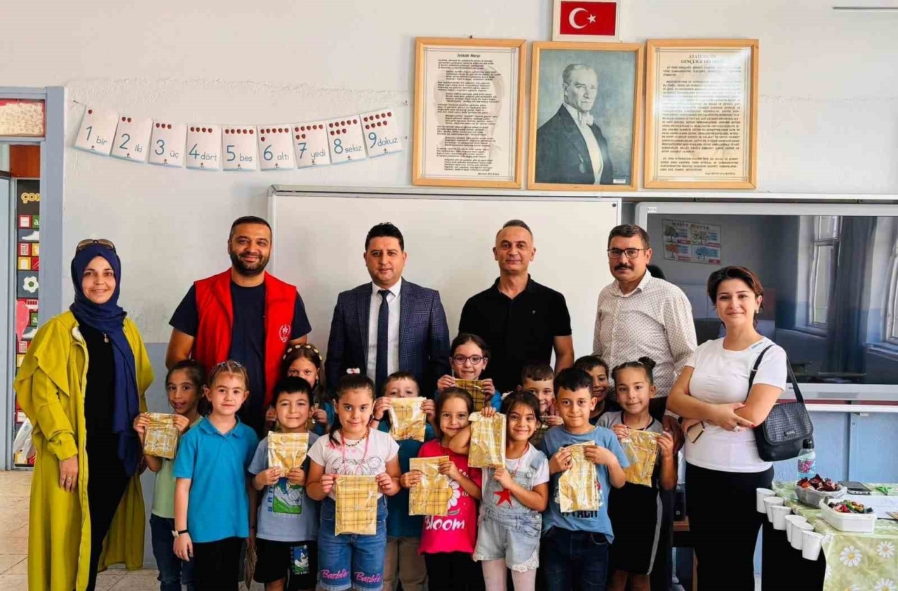 Köşk'te Ilıdağlı öğrenciler kırtasiye malzemeleri sevinci yaşadı 4 Köşk’te Ilıdağlı öğrenciler kırtasiye malzemeleri sevinci yaşadı