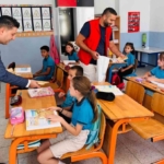 Köşk'te Ilıdağlı öğrenciler kırtasiye malzemeleri sevinci yaşadı 2 Ilıdağlı öğrenciler kırtasiye malzemeleri sevinci yaşadı