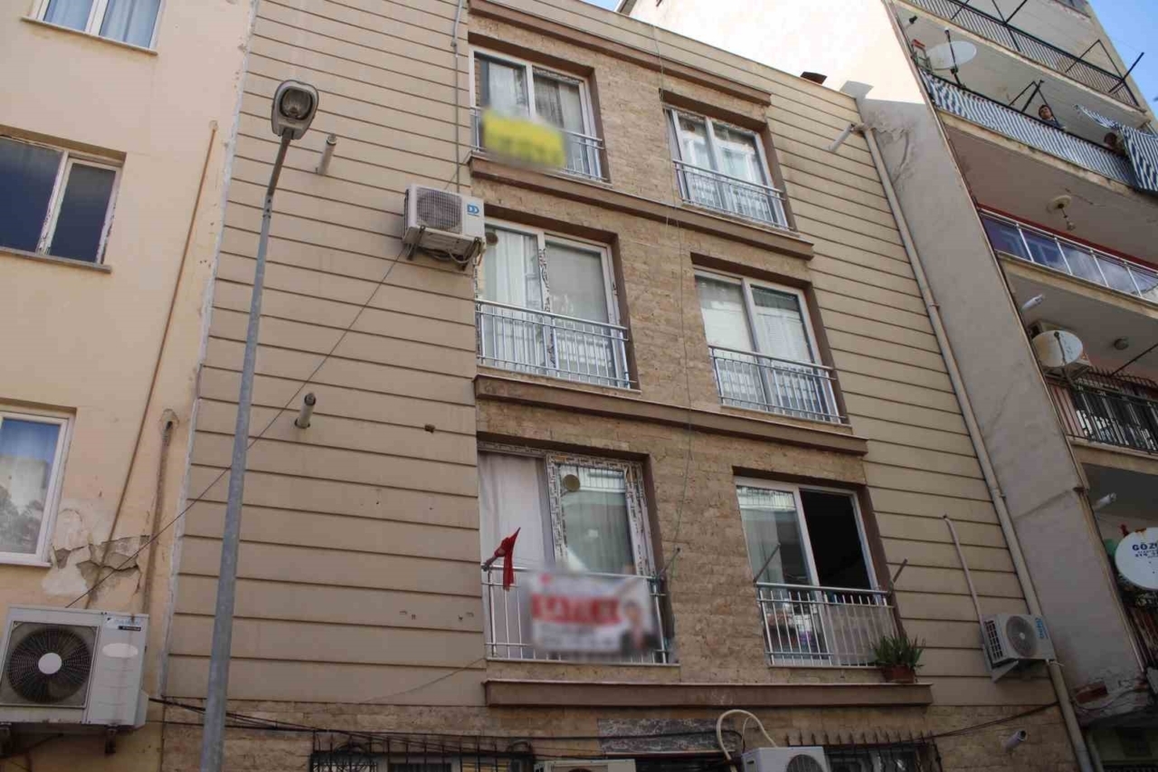 Kapının önüne koyulan çöp, ekipleri harekete geçirdi