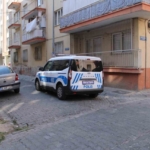 Aydın'da kapının önüne koyulan çöp, ekipleri harekete geçirdi 1 Kapının önüne koyulan çöp, ekipleri harekete geçirdi