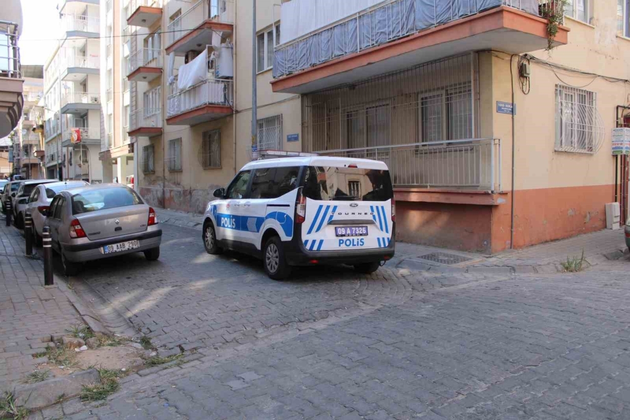 Kapının önüne koyulan çöp, ekipleri harekete geçirdi