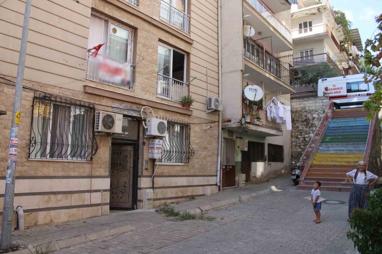 Kapının önüne koyulan çöp, ekipleri harekete geçirdi