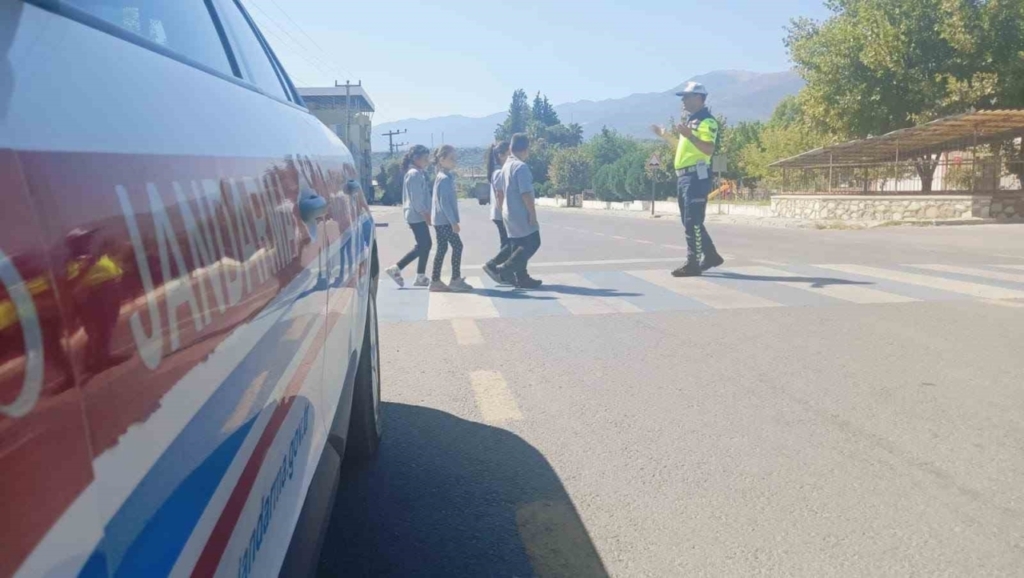 karacasuda minik ogrencilere trafik bilinci asilandi 32f49422c9cb