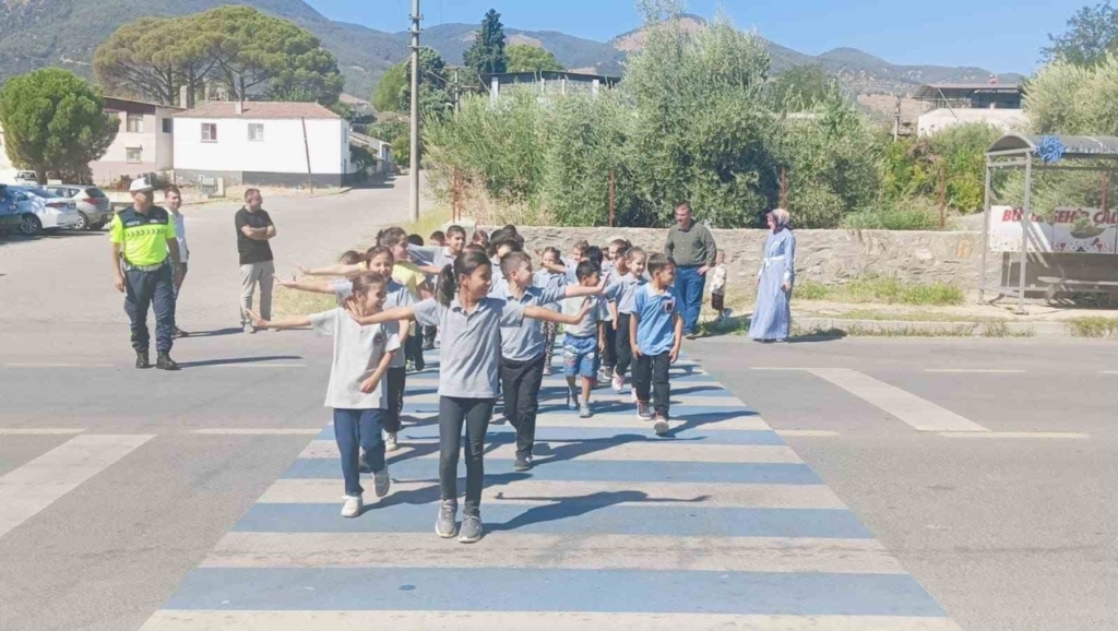 karacasuda minik ogrencilere trafik bilinci asilandi 8f418a109e6e