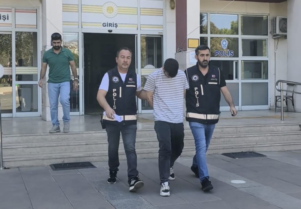 Kendini polis olarak tanıtıp yaşlı vatandaşları dolandıran şüpheli Nazilli’de yakalandı 2 Nazilli’de yakalandı