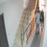 Kuşadası’nda 55 yıl hapis cezası bulunan dolandırıcı kıskıvrak yakalandı