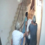 Kuşadası’nda 55 yıl hapis cezası bulunan dolandırıcı kıskıvrak yakalandı