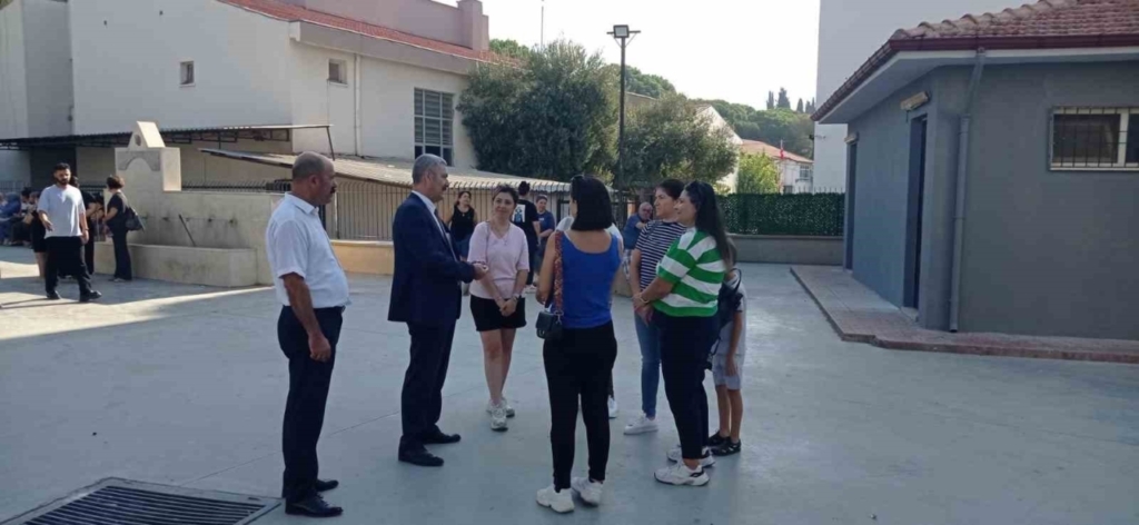 Efeler İlçe Milli Eğitim Müdürü öğrencilerin heyecanına ortak oldu 7 miniklerin okul heyecani basladi 0de48f061b0e