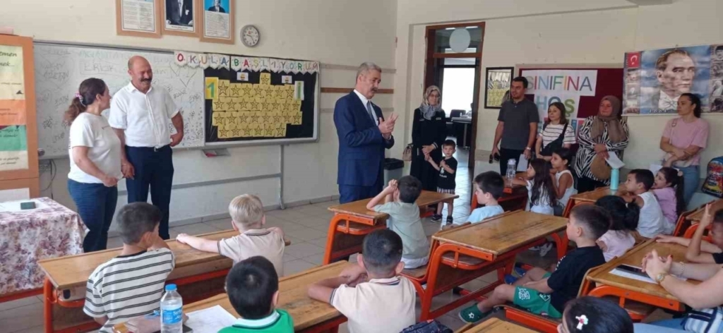 Efeler İlçe Milli Eğitim Müdürü öğrencilerin heyecanına ortak oldu 6 miniklerin okul heyecani basladi 47c4edc8f1b1