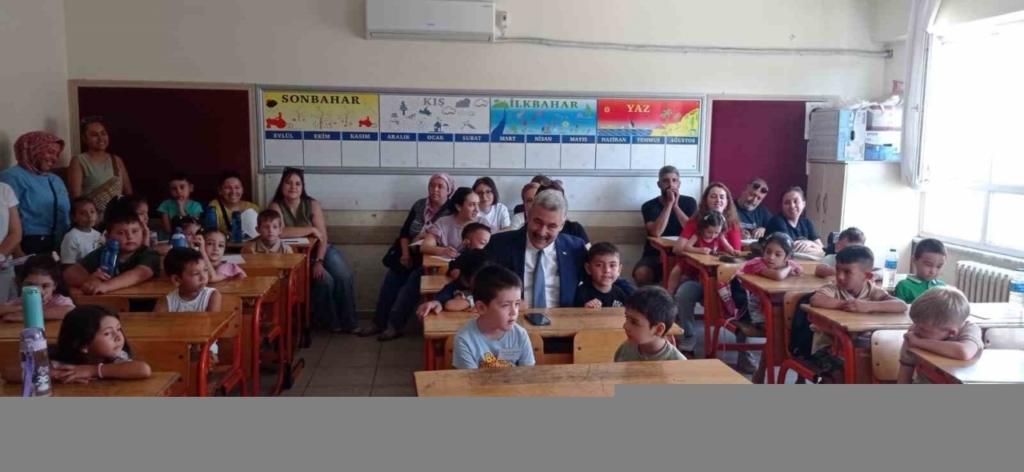 Efeler İlçe Milli Eğitim Müdürü öğrencilerin heyecanına ortak oldu 5 miniklerin okul heyecani basladi 9029a73c48e0