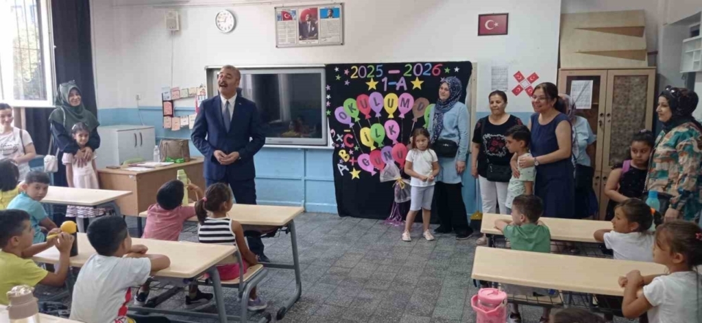 Efeler İlçe Milli Eğitim Müdürü öğrencilerin heyecanına ortak oldu 10 miniklerin okul heyecani basladi d210482c19d5