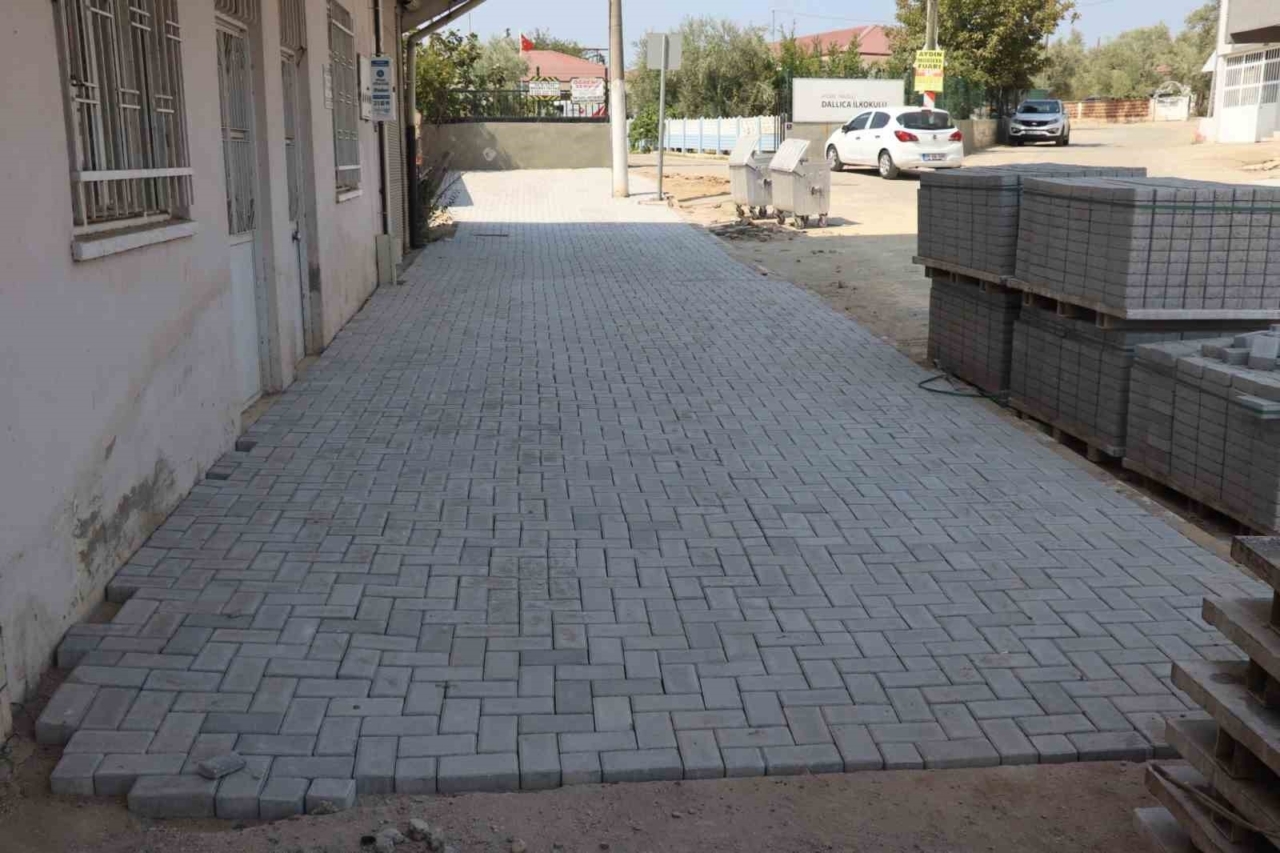 Nazilli Belediyesi Dallıca’da kaldırımları yeniliyor