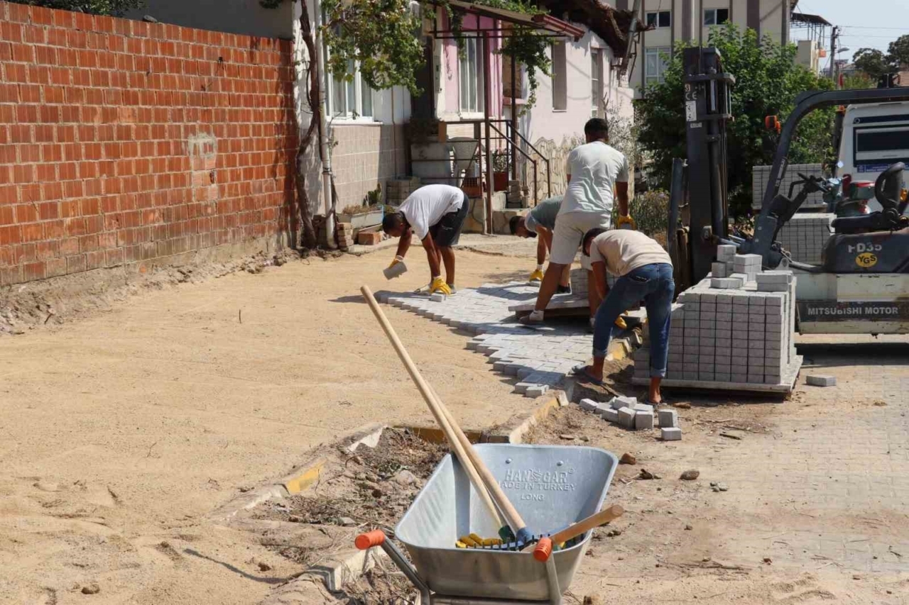 Nazilli Belediyesi Dallıca’da kaldırımları yeniliyor