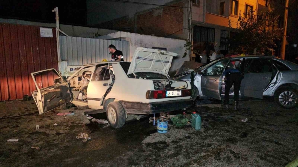 Nazilli’de çarpışan otomobiller hurdaya döndü: 8 yaralı 3 nazillide carpisan otomobiller hurdaya dondu 8 yarali 53d7d78fbf3c
