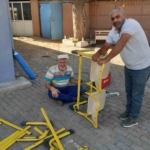 İncirliova'da bir okul müdürü öğrencileri için kaynak başına geçti 1 Öğrencileri için kaynak makinesinin başına geçti