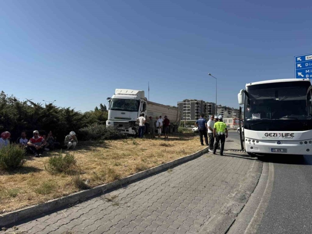 sokede freni tutmayan tir otobuse carpti o anlar arac kamerasina yansidi 4c765b4488ef