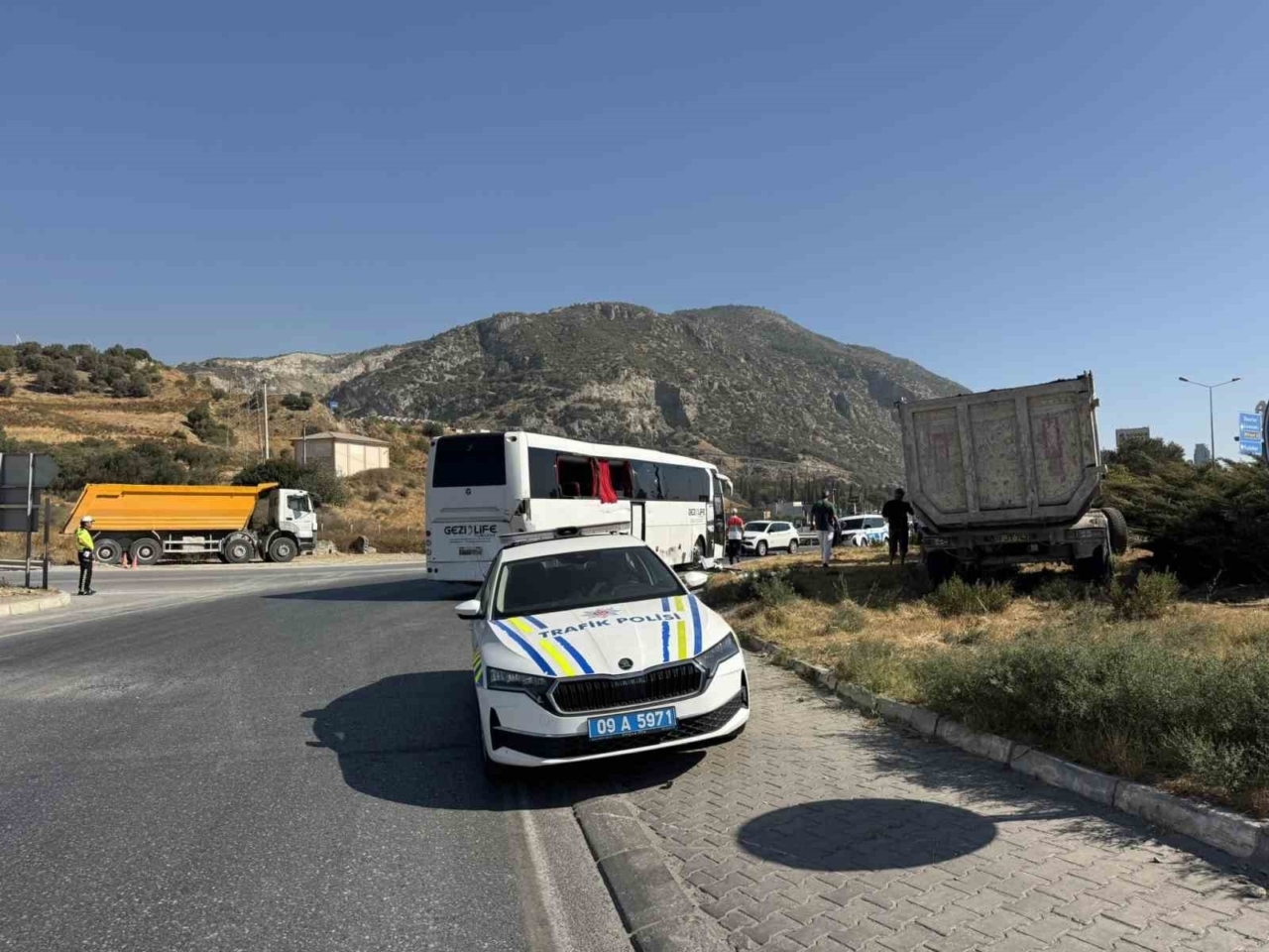 Söke’de freni tutmayan tır otobüse çarptı