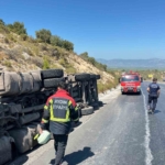 Didim'de sürücüsünün direksiyon hakimiyetini kaybettiği tır devrildi 5 Sürücüsünün direksiyon hakimiyetini kaybettiği tır devrildi: 1 yaralı