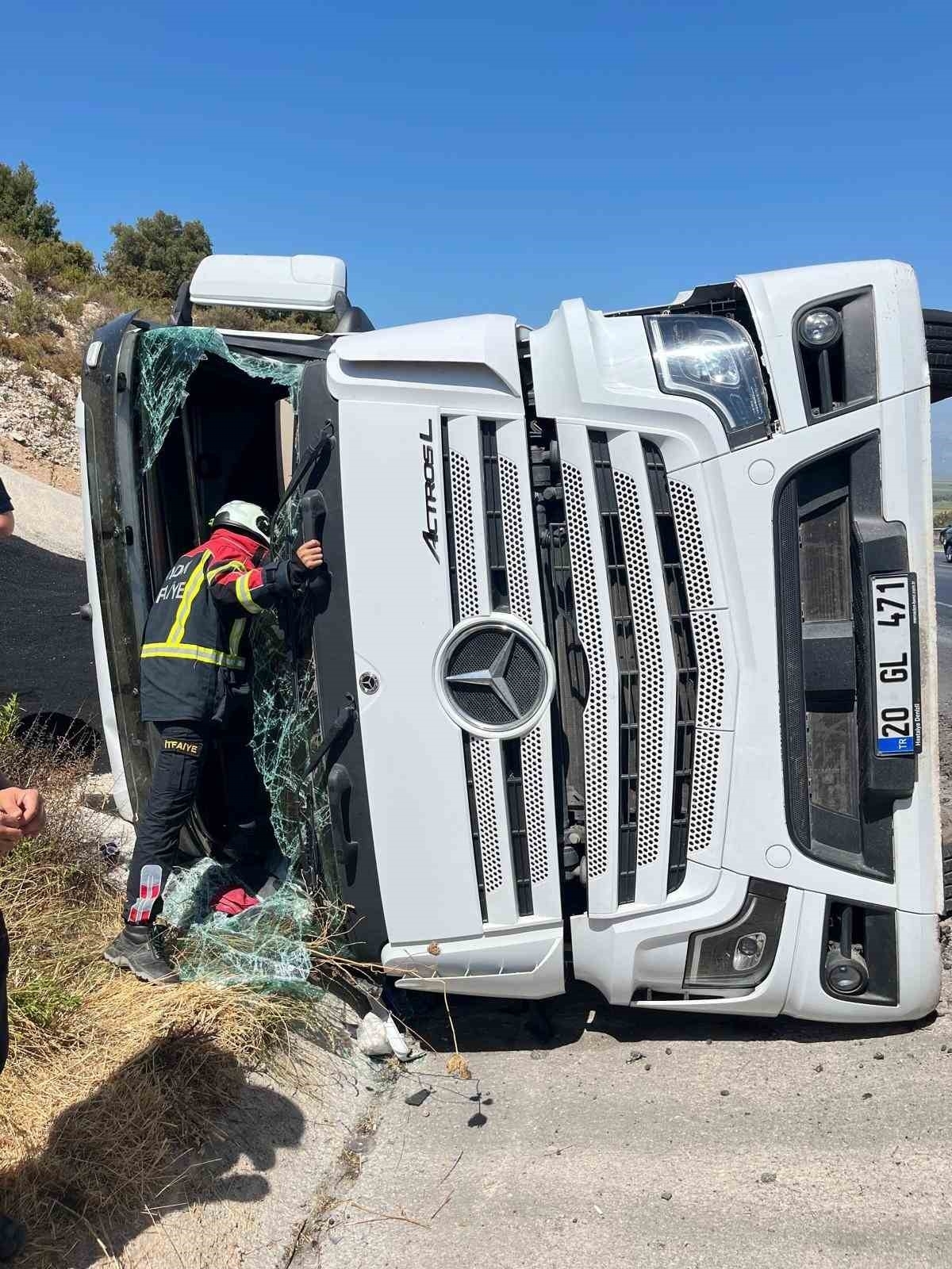 Didim’de sürücüsünün direksiyon hakimiyetini kaybettiği tır devrildi