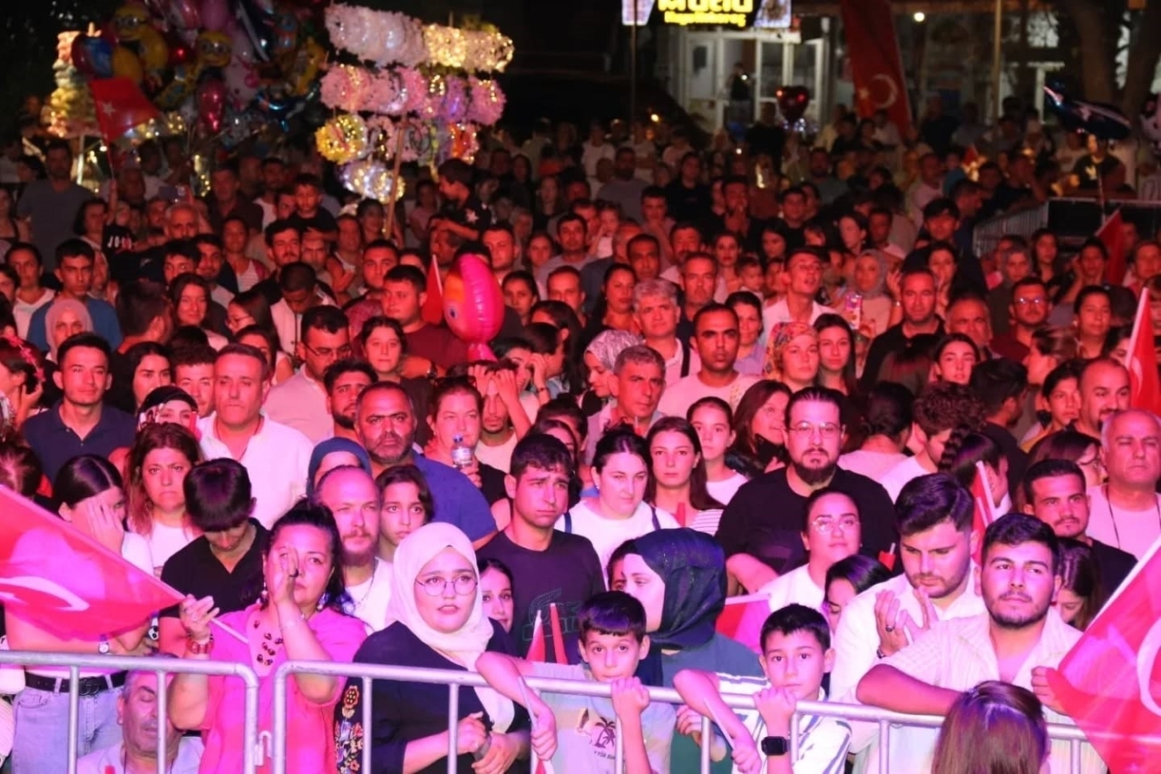 Ünlü sanatçı Zara’dan Yenipazarlılara türkü ziyafeti