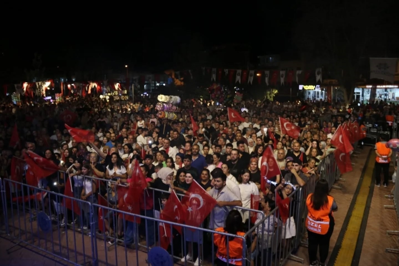 Ünlü sanatçı Zara’dan Yenipazarlılara türkü ziyafeti