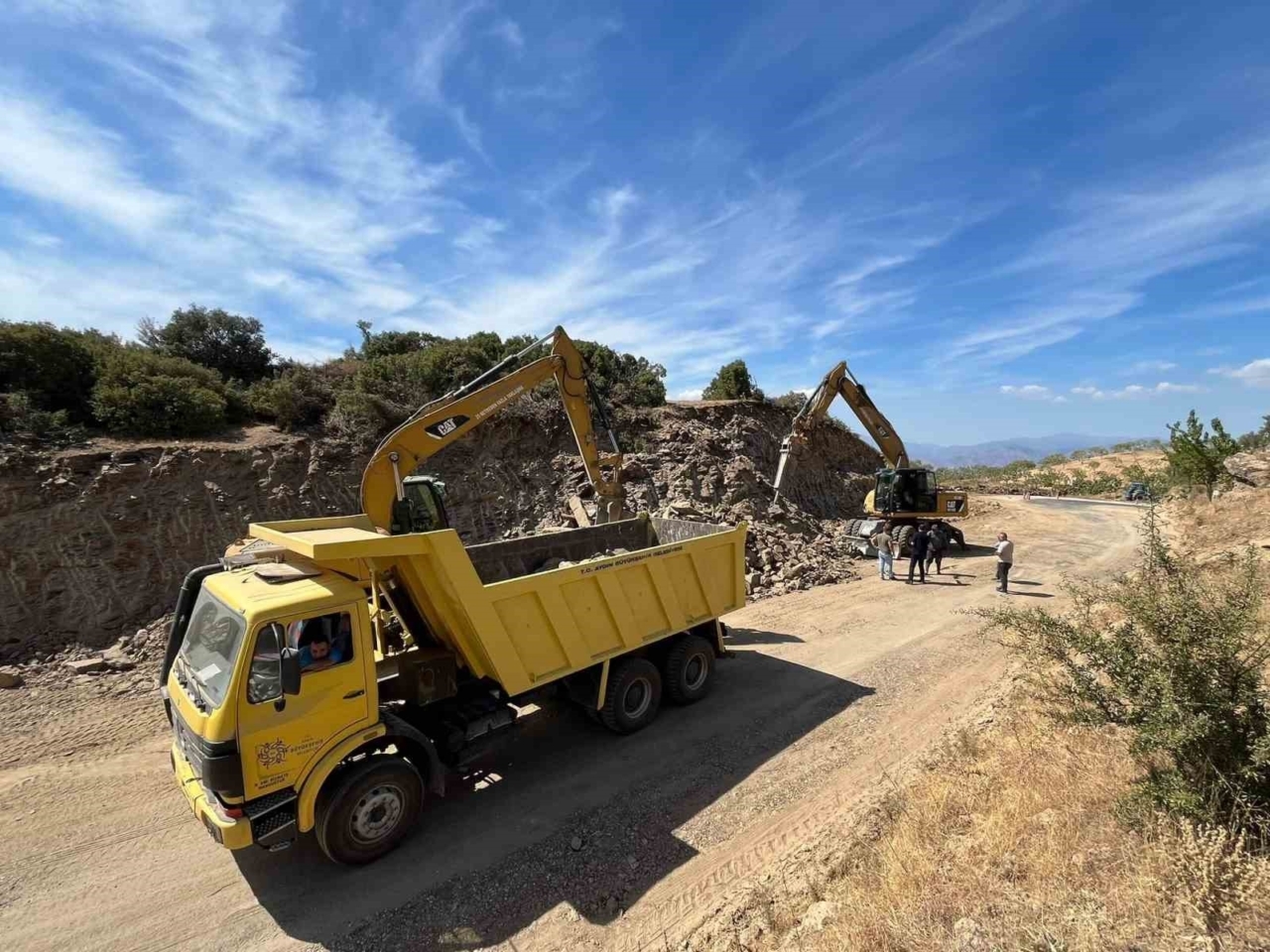 Yenipazar’da yol genişletme çalışmaları sürüyor