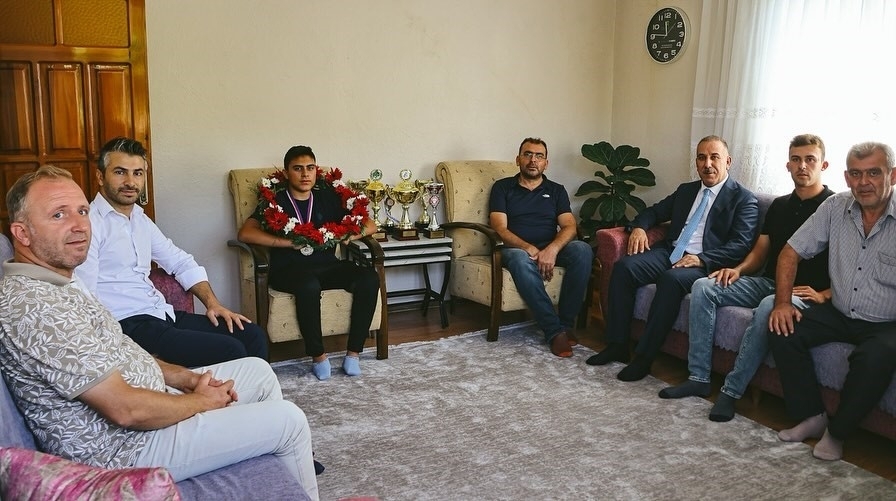 Yığmatepe, dünya şampiyonu Muaz ile bir araya geldi 4 yigmatepe dunya sampiyonu muaz ile bir araya geldi a25945f6cf0b