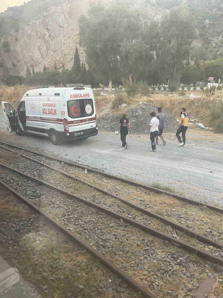 yolcu treni otomobile carpti 1 yarali 7b9103ef4ced